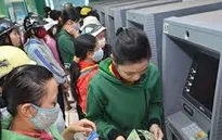 TPHCM: Chi trả lương, thưởng Tết bằng tiền mặt để giảm tải ATM