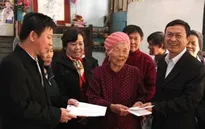 Tặng quà Tết cho bà con Việt kiều nghèo tại Vientiane
