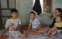 Buồn lòng gia đình có 3 trẻ nhỏ bị bại liệt