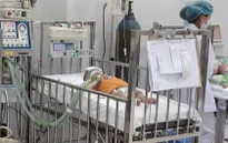 Chùm ảnh: Rớt nước mắt chứng kiến trẻ chống chọi với bệnh sởi