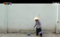 Cụ bà hơn 20 năm tự nguyện quét rác làm sạch tuyến hẻm