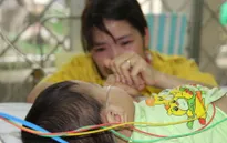Rơi lệ cuộc chiến giành giật sự sống cho bệnh nhi mắc sởi
