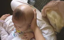Bắt cóc hai trẻ sơ sinh bỏ mặc giữa trời nắng trên núi