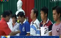 TƯ Hội Chữ thập đỏ VN trao quà cho ngư dân tàu ĐNa 90152 TS