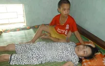 Bố mất sớm, cậu bé 9 tuổi chăm mẹ ung thư