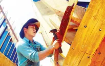 Ngư dân Quảng Ngãi với sáng kiến “mặc áo giáp” cho tàu gỗ