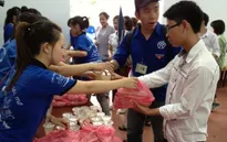 Phát cơm trưa miễn phí cho thí sinh thi ĐH-CĐ tại Hà Nội