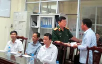 Thượng tướng Ngô Xuân Lịch thăm các chiến sỹ bị thương trong vụ máy bay rơi
