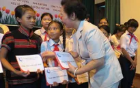 Phó Chủ tịch nước trao học bổng cho trẻ em nghèo hiếu học
