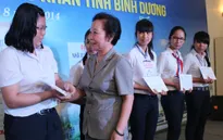 Trao học bổng "Cùng em đến trường” cho HS nghèo vượt khó