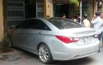 Hà Nội: Vừa từ hầm lên, ôtô mất lái lao thẳng vào nhà dân