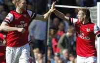 Mertesacker cứu Arsenal trong trận cầu có 2 thẻ đỏ
