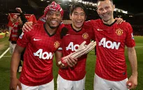 Evra chế nhạo Suarez trong ngày đăng quang