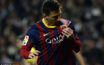 Tỏa sáng ở El Clasico, Messi vượt qua huyền thoại Di Stefano