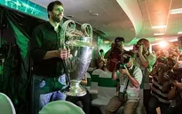 Nistelrooy và Pires khen CĐV Việt Nam trên trang chủ UEFA