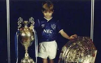 Gerrard từng nâng cúp vô địch Premier League trong màu áo kình địch