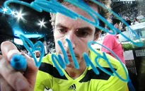Murray ký tên người đồng đội quá cố lên ống kính máy quay