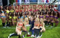 Bỏng mắt với đội chân dài "Cơn lốc cam" vô địch World Cup phiên bản bikini