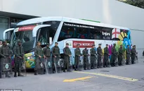 Quân đội Brazil “áp tải” ĐT Tam sư đến sân tập