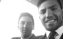 Messi và Aguero tí tởn chụp ảnh selfie trên máy bay tới Brazil