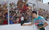 Tập tễnh rời sân tập, Ronaldo vẫn đủ sức ra sân trận gặp Đức