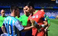 Thủ quân Iran "khôn lỏi" xin áo đấu của Messi sau màn tung đồng xu