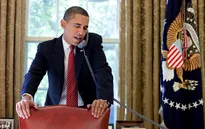 Tổng thống Obama khuyên thủ môn Howard cạo râu trước khi về nước