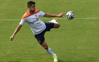 Persie rời sân tập với đùi trái quấn băng