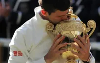 Nole dành tặng cúp vô địch Wimbledon 2014 cho hai mẹ con Jelena Ristic