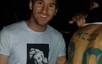 Fan cuồng xăm tên và số áo của Messi lên lưng