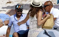 Đau lưng, Neymar nhăn nhó nhờ bạn gái dìu xuống thuyền