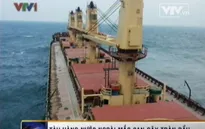 Tàu hàng Panama mắc cạn gây tràn dầu trên biển VN
