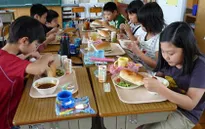 Gần 1000 học sinh Nhật Bản bị ngộ độc thực phẩm