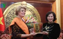 Bà Nguyễn Thị Kim Ngân nhận giải thưởng của UNICEF