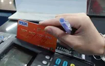 Hà Nội: Bắt người Trung Quốc dùng thẻ thanh toán giả