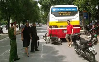 Tông thẳng đuôi xe buýt, nam thanh niên nguy kịch