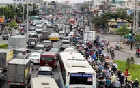 4 ô tô đâm liên hoàn, cửa ngõ TP.HCM ùn tắc