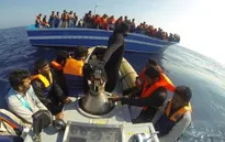 Tàu chở người nhập cư chìm ngoài khơi Libya, hơn 20 người chết