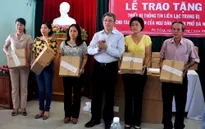 Trao thiết bị thông tin liên lạc cho ngư dân Đà Nẵng