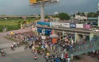 Thiếu ATM, công nhân xếp hàng cả tiếng mới rút được tiền