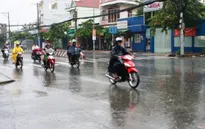 Miền Bắc mưa dông kéo dài, miền Trung nắng nóng dịu dần