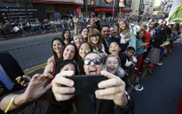 Khi các Sao thích thú với kiểu chụp ảnh selfie