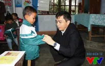 Quỹ Tấm lòng Việt trao áo ấm cho trẻ em vùng cao Quảng Bình