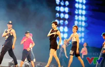 Tóc Tiên khoe vũ đạo nóng bỏng trong buổi tổng duyệt VTV Awards 2015