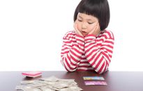 Cha mẹ có nên dạy con tiếp xúc với tiền từ sớm không?