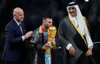 Ý nghĩa chiếc áo choàng Lionel Messi mặc khi nâng cúp vô địch World Cup 2022