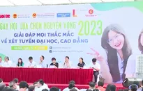 Thí sinh tìm kiếm cơ hội ngành nghề xét tuyển đại học 2023