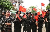 Người dân Điện Biên tiếp đồ ăn, nước uống, hát cùng chiến sĩ luyện tập diễu binh, diễu hành
