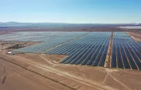 Nhà máy điện Mặt Trời khổng lồ trên sa mạc