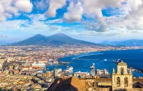 Cuộc sống sầm uất dưới chân núi lửa Vesuvius ở Italy